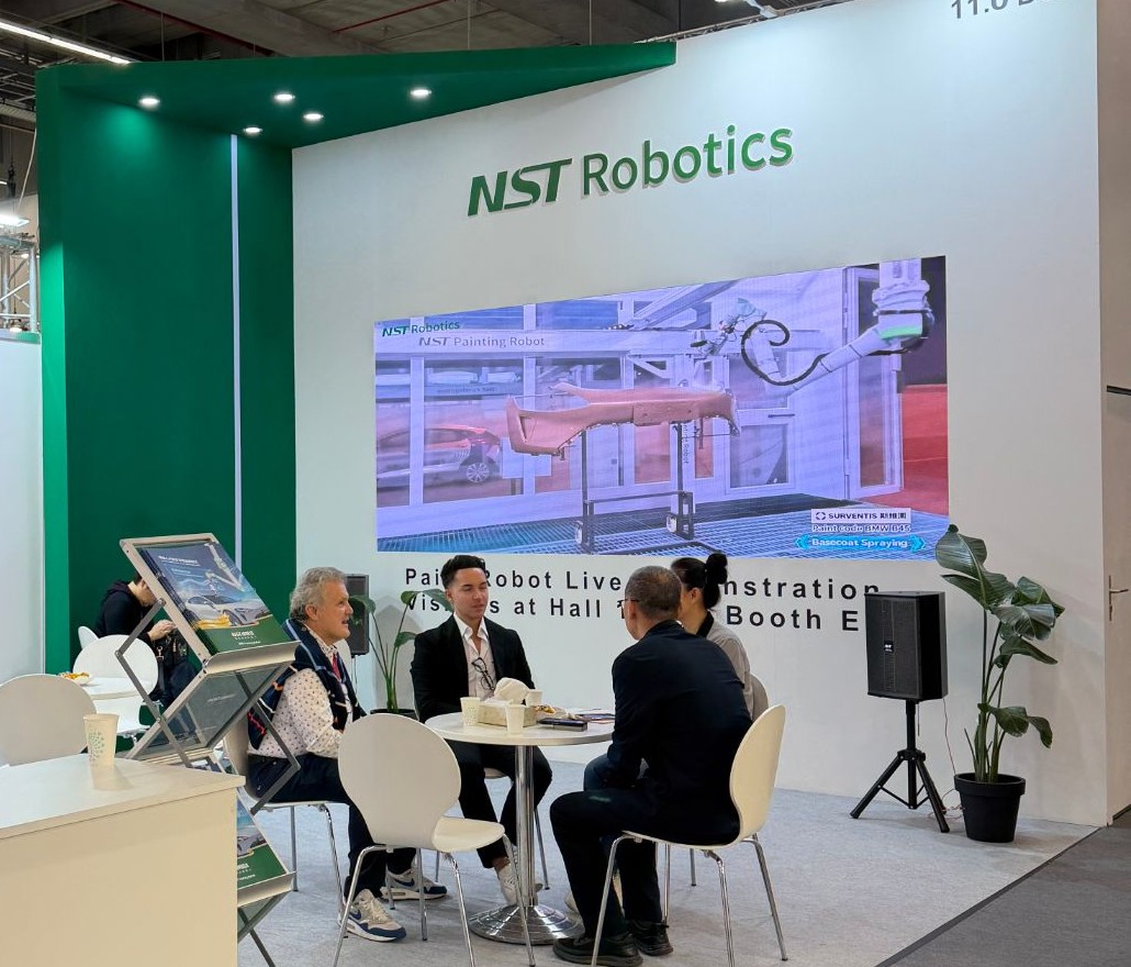 纳思达 NST Robotics 法兰克福国际汽配展展台，11.0 馆 D37，展墙屏幕播放喷涂演示