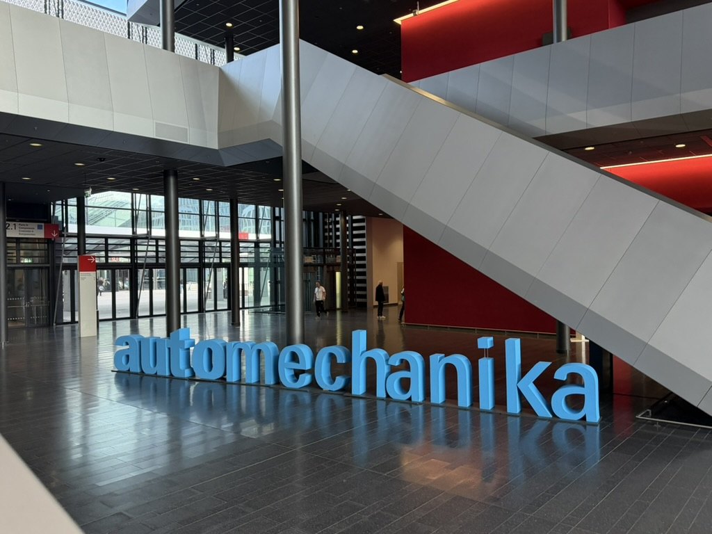 法兰克福展览中心入口大厅的 Automechanika 字样